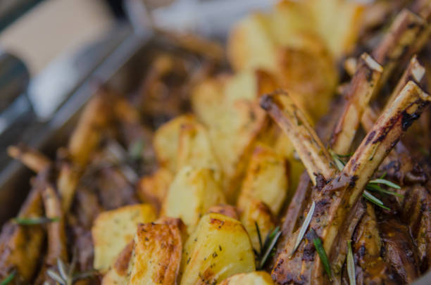 côtelettes d’agneau rôti avec pommes de terre et romarin - prepared potato oven roasted potatoes roasted photos et images de collection