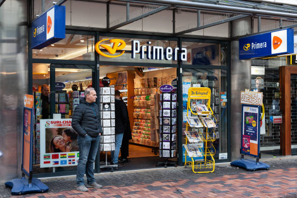 primera winkel in amsterdam bijlmer de nederland-2019 - bijlmer stockfoto's en -beelden