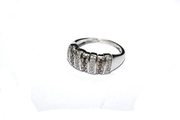 joyas anillo vintage antigua sobre fondo blanco - brooch jewelry antique gem fotografías e imágenes de stock
