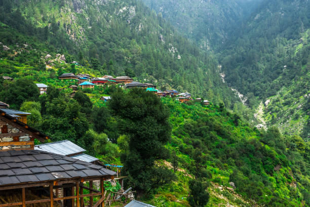 village de montagne sur une journée ensoleillée - himachal photos et images de collection