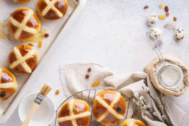 tradicionais hot cross buns. conceito de pastelaria doce páscoa. - cross processed fotos - fotografias e filmes do acervo