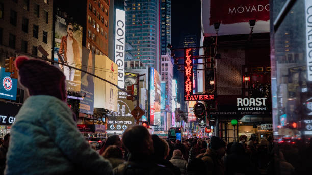 crowds in times square - new york city times square crowd people imagens e fotografias de stock