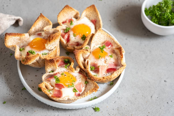 tazza di uova, pancetta e toast per colazione - breakfast easter yellow easter egg foto e immagini stock