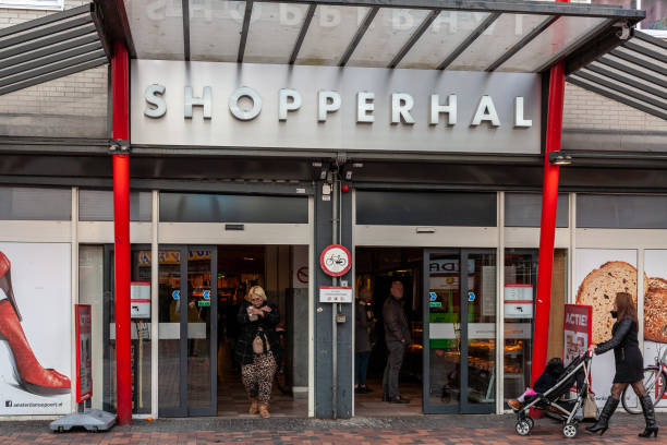 shopperhal in amsterdam bijlmer-centrum - bijlmer stockfoto's en -beelden