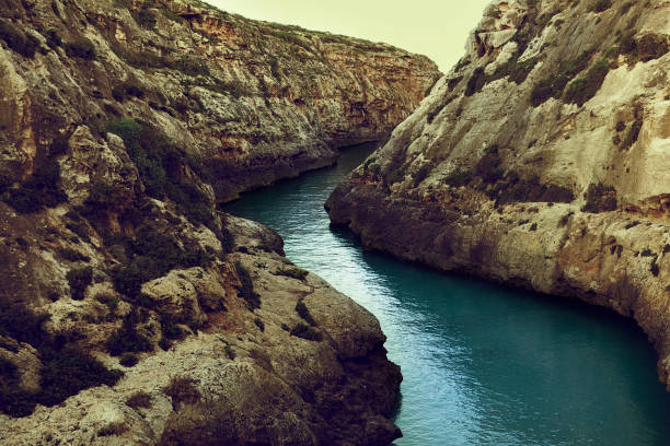 Canyon di Ghasri, bellezza del fiume turchese su Gozo Malta - foto stock