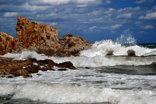 Turbulent waves hit the rocks