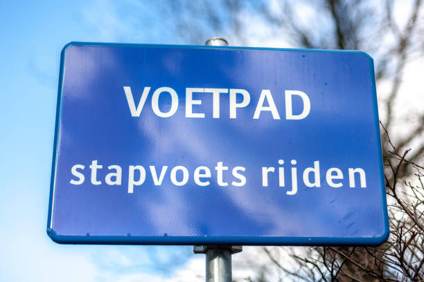istock Bord van voetgangerspad 1128944564