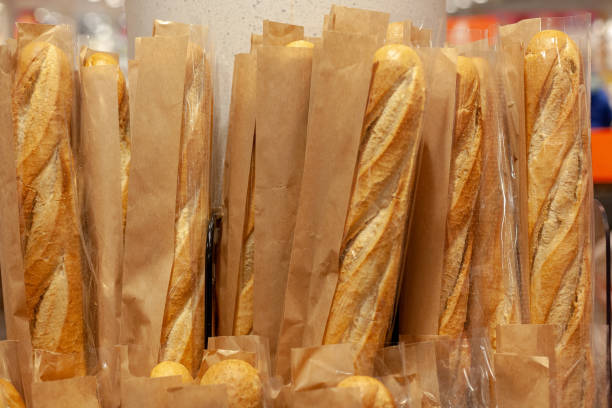 Fresh baguettes in the supermarket Verse stokbroden in de supermarkt brood bakken stock pictures, royalty-free photos & images