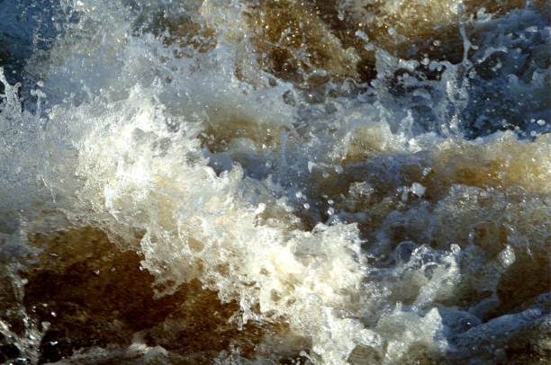 Witewater, splash in waves with drops