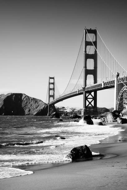 golden gate bridge, san francisco. noir et blanc. - bridge golden gate bridge cloud san francisco bay photos et images de collection