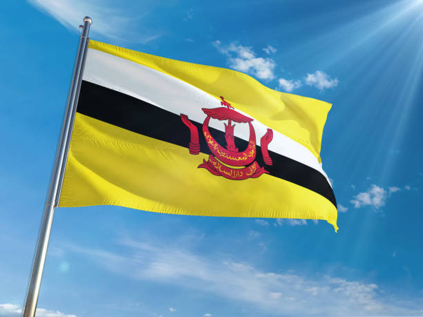 ブルネイ国民の旗ポール晴れた青い空を背景に。高精細 - brunei flag ストックフォトと画像