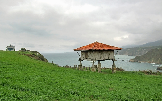 Horreo en Cadavedo, Golfo de Vizcaya, Asturias, ruta del Camino de Santiago a lo largo de la costa norte de España photo