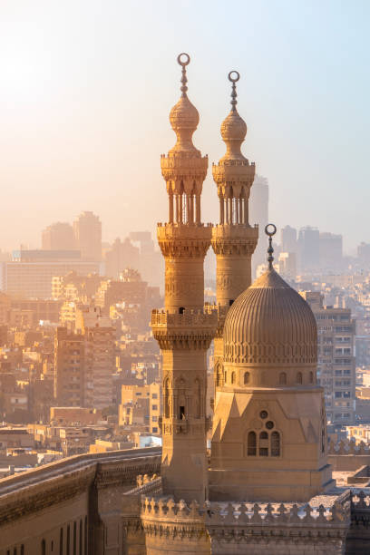 desde arriba la vista de las mezquitas del sultán hassan y al-rifai. - cairo egypt mosque minaret fotografías e imágenes de stock