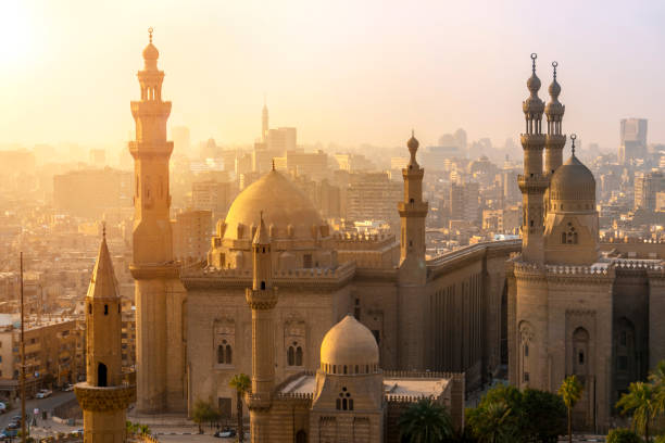 von oben auf die moscheen sultan hassan und al-rifai. - cairo egypt mosque minaret stock-fotos und bilder