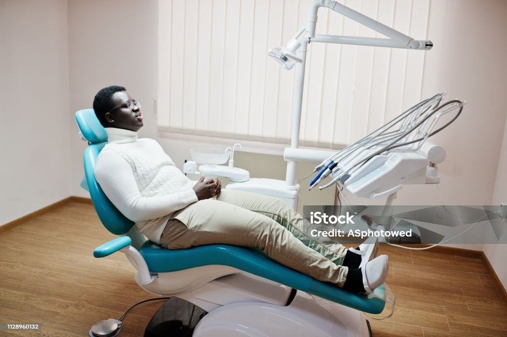 Afrikanische Amerikaner Patient im Behandlungsstuhl. Zahnarzt-Büro und Arzt-Praxis-Konzept. - Lizenzfrei Heilbehandlung Stock-Foto