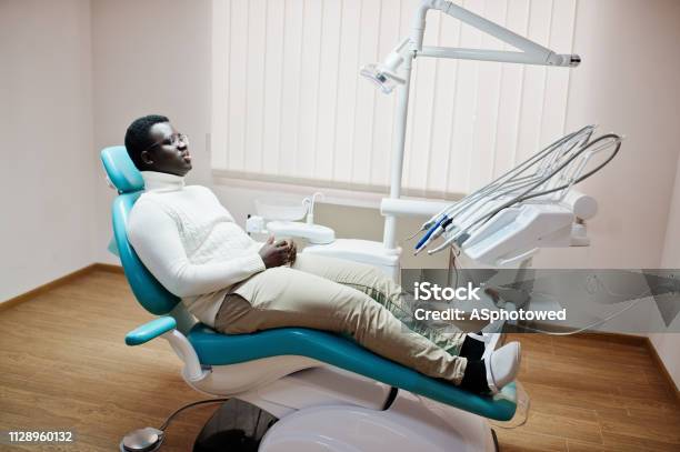 Afrikanische Amerikaner Patient Im Behandlungsstuhl Zahnarztbüro Und Arztpraxiskonzept Stockfoto und mehr Bilder von Heilbehandlung
