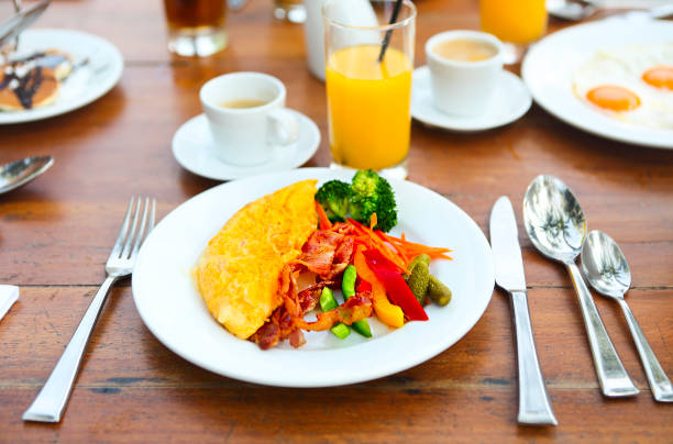 tortilla con pimiento, pepino, bacon y ensalada en la mesa - omelet bacon tomato fruit fotografías e imágenes de stock