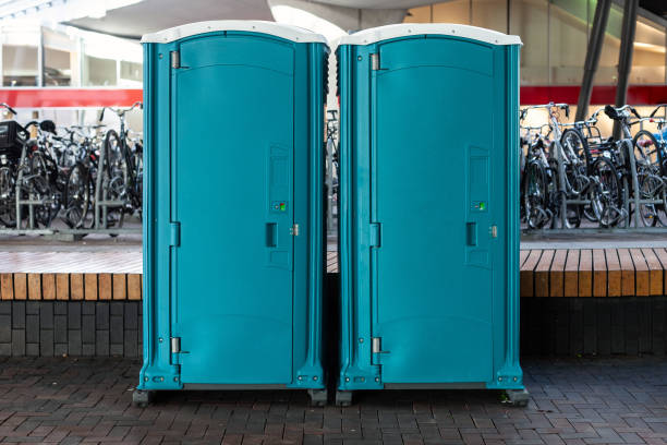 draagbare toiletten op straat in amsterdam bijlmer, nederland - bijlmer stockfoto's en -beelden