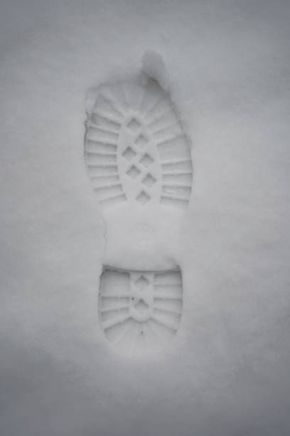 крупным планом ноги отпечатки загрузки в свежем белом снегу - snow track human foot steps стоковые фото и изображения