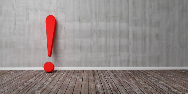 punto esclamativo rosso su pavimento in legno e parete in cemento 3d illustration warning concept - ostentare foto e immagini stock
