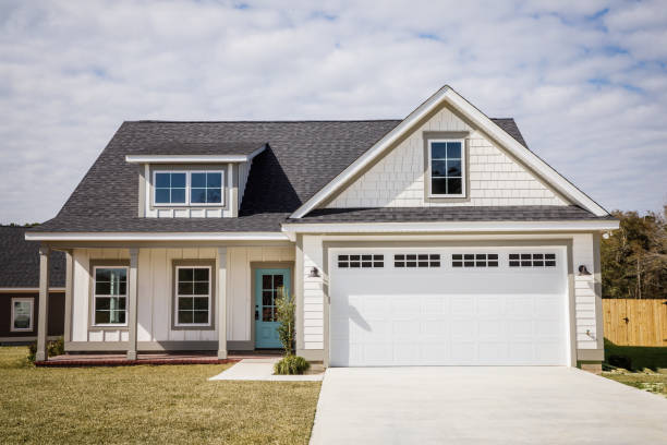 empty white new construction cottage house just completed - front view imagens e fotografias de stock