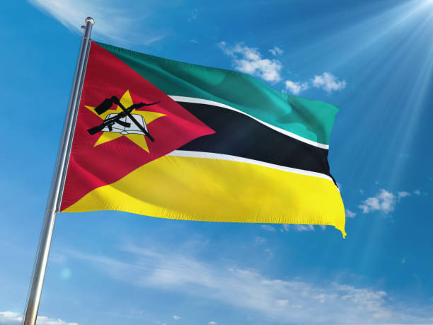 mozambique nacional bandera ondeando en polo fondo soleado cielo azul. alta definición - himno nacional turco fotografías e imágenes de stock