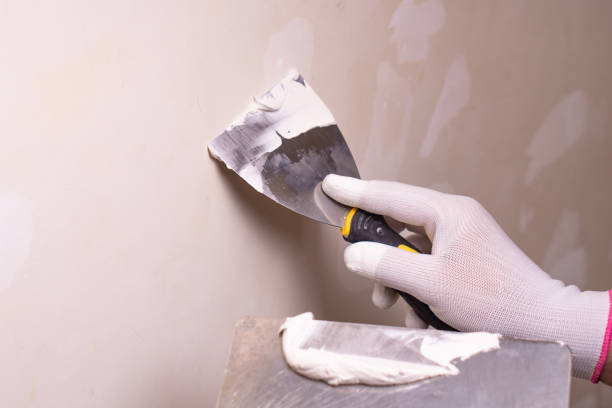 Hand with putty knife repair wall, Hand with a spatula, spatula with spackle paste structure, process of applying layer of putty trowel, working with spackling paste. Hand with putty knife repair wall, Hand with a spatula, spatula with spackle paste structure, process of applying layer of putty trowel, working with spackling paste hand with a plaster spatula stock pictures, royalty-free photos & images