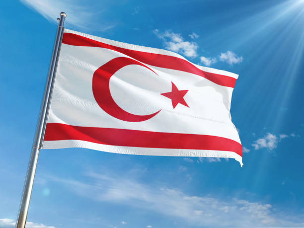 norte chipre nacional bandera ondeando en polo fondo soleado cielo azul. alta definición - himno nacional turco fotografías e imágenes de stock