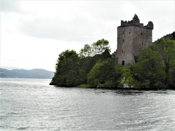 château de loch ness - loch ness scotland castle urquhart castle photos et images de collection