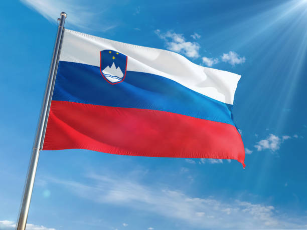 eslovenia nacional bandera ondeando en polo fondo soleado cielo azul. alta definición - himno nacional turco fotografías e imágenes de stock