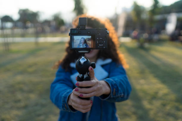 молодая женщина на каникулах vlogging - recorded outdoors стоковые фото и изображения