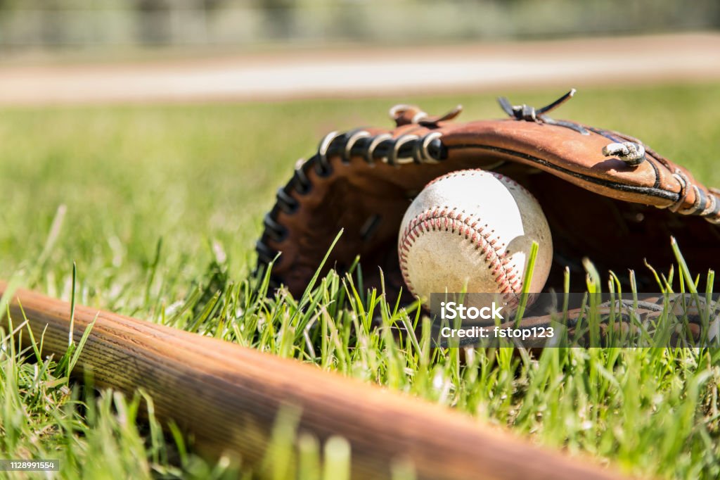 Baseball-Saison ist hier.  Fledermaus, Handschuh und Ball auf Feld. - Lizenzfrei Baseball-Spielball Stock-Foto