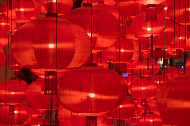 czerwone latarnie wiszące wysokie - red lantern zdjęcia i obrazy z banku zdjęć