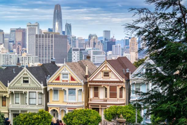 サンフランシスコで有名なビクトリア朝様式の家 - painted ladies ストックフォトと画像