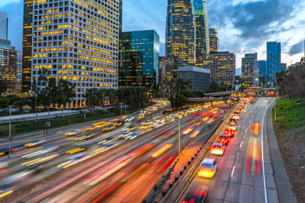 los angeles downtown abend verkehr - traffic street city of los angeles los angeles county stock-fotos und bilder