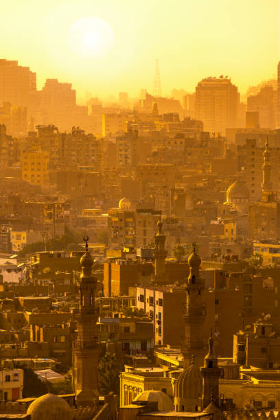 luftaufnahme der stadt cairo in ägypten. - fog desert arabia sunset stock-fotos und bilder