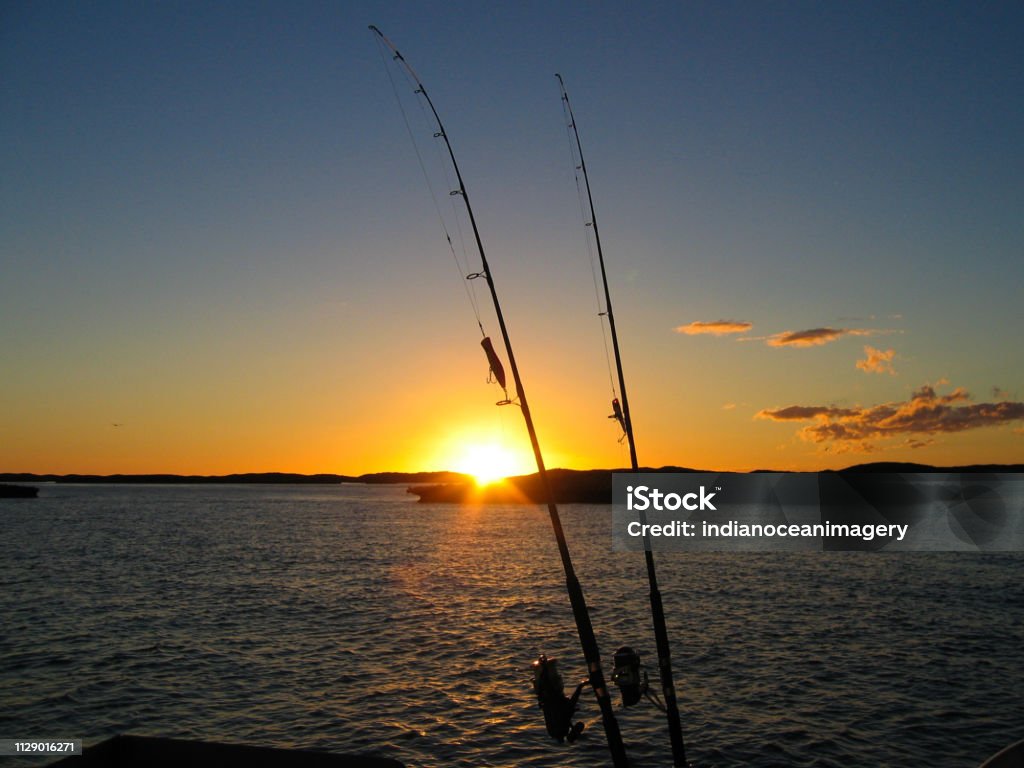 Foto de Varas De Pesca Ao Pôr Do Sol O Fim De Um Bom Dia e mais fotos de  stock de Barco pesqueiro - Barco pesqueiro, Pôr-do-sol, Abstrato - iStock