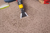 frau-entfernen-schmutz-vom-teppich-mit-staubsauger-im-zimmer.jpg?b=1&s=170x170&k=20&c=Prm3zA8MdvrviQRldAiE7UrnQatY-ZL77S9FEt2enjk=