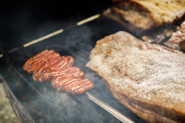 barbacoa brasileña - churrasco brasileiro - salt sausage fire flame fotografías e imágenes de stock