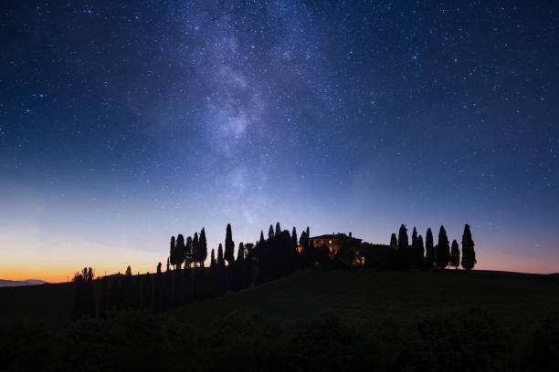 via lattea galassia e paesaggio toscano - tuscan cypress foto e immagini stock