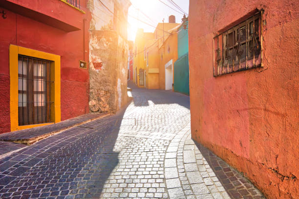 guanajuato, messico, strade panoramiche del centro storico - mexico san miguel de allende wall road foto e immagini stock