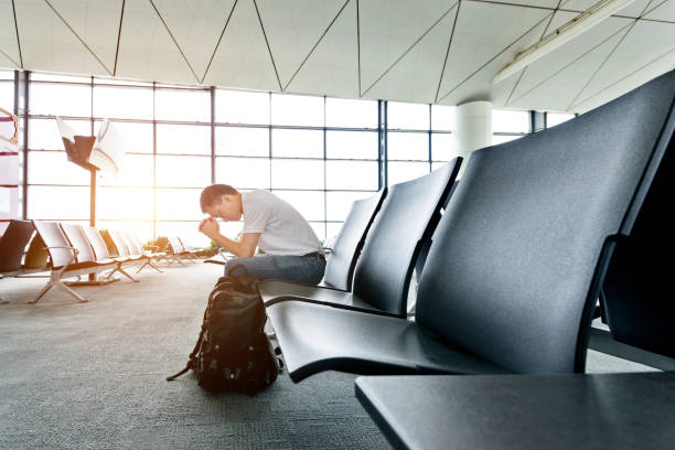 homem cansado, esperando no aeroporto - bag boredom bored man casual - fotografias e filmes do acervo