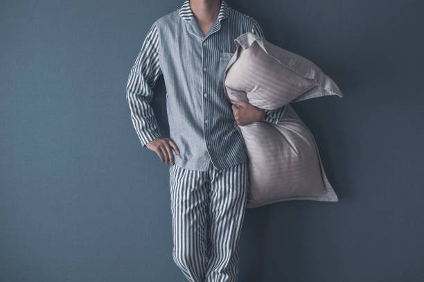 hombres vistiendo pijamas - ropa de dormir fotografías e imágenes de stock