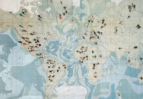 foule marchant sur la carte du monde - characters exploration colors old fashioned photos et images de collection