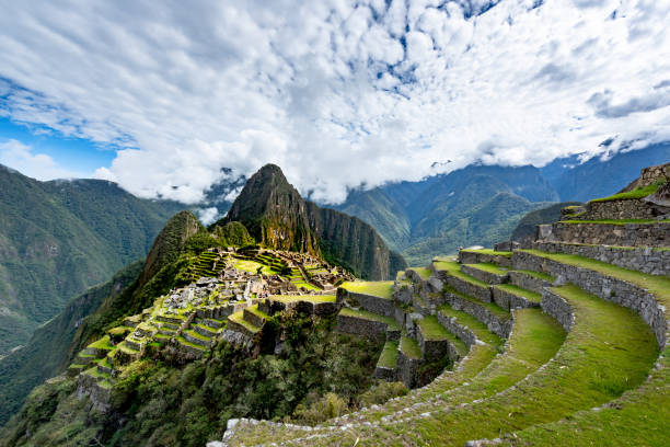 machu picchu en perú - unesco world heritage site cloud day sunlight fotografías e imágenes de stock
