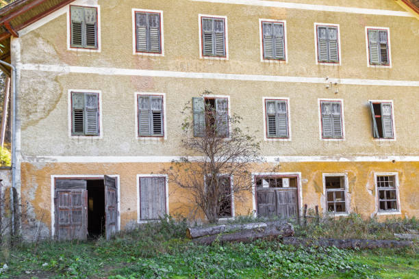 Lost place, ruin in South Tyrol Lost place, ruin, dilapidated building in Prags, South Tyrol gebrochen stock pictures, royalty-free photos & images