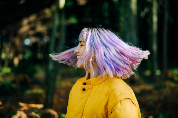 porträt der selbstbewusste, junge teenager-mädchen in der natur - mittellanges haar stock-fotos und bilder