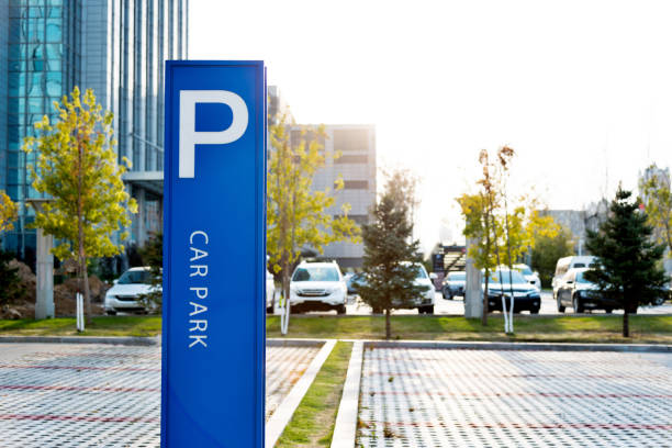 ein blaues schild neben der straße parken - parking lot parking sign sign letter p stock-fotos und bilder