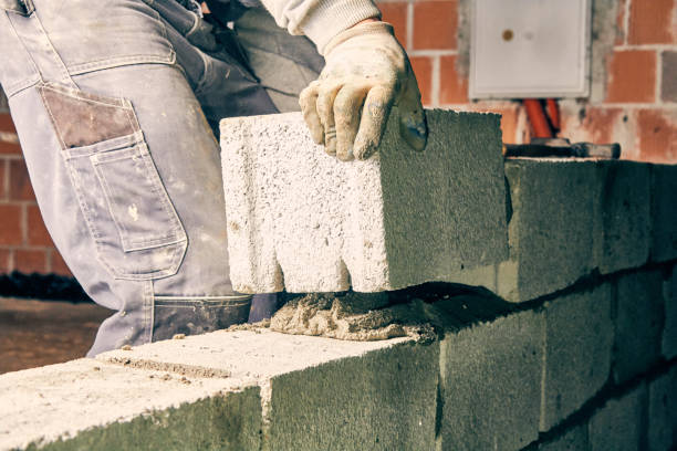 real construction worker bricklaying the wall indoors. - protective workwear bricklayer manual worker construction imagens e fotografias de stock