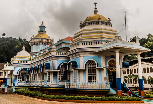 ゴアの mangeshi 寺梅雨シーズン典型的な南インドの寺院建築の例 - travelogue ストックフォトと画像